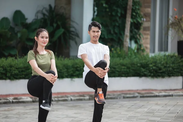 亚洲情侣锻炼和热身 — 图库照片
