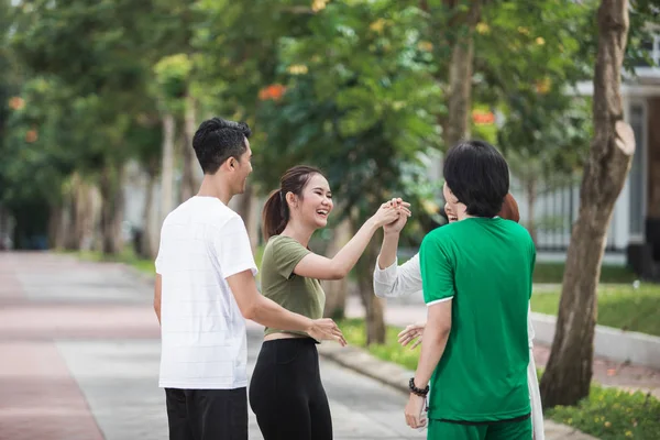 Teman bersenang-senang chatting setelah berolahraga — Stok Foto