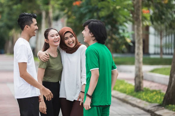 Vrienden plezier chat na de uitoefening van — Stockfoto