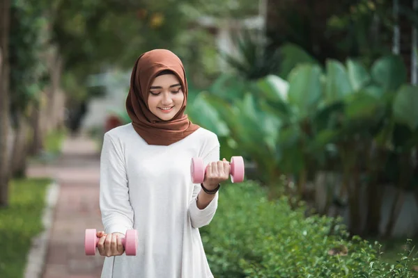 Joven asiático musulmán mujer ejercitando al aire libre —  Fotos de Stock