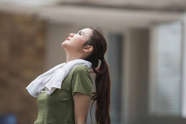 Frauen legen nach dem Sport eine Pause ein — Stockfoto