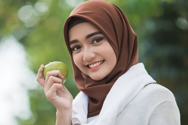 Muslimské ženy sport jíst jablko — Stock fotografie