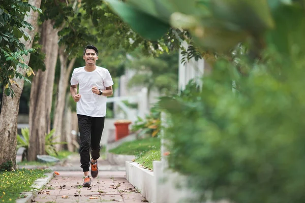 Asiatischer Mann läuft und trainiert im Freien — Stockfoto