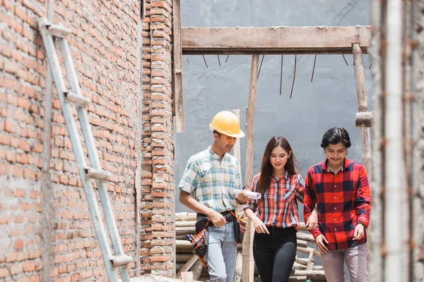 Trabajador de la construcción con el propietario de la casa — Foto de Stock