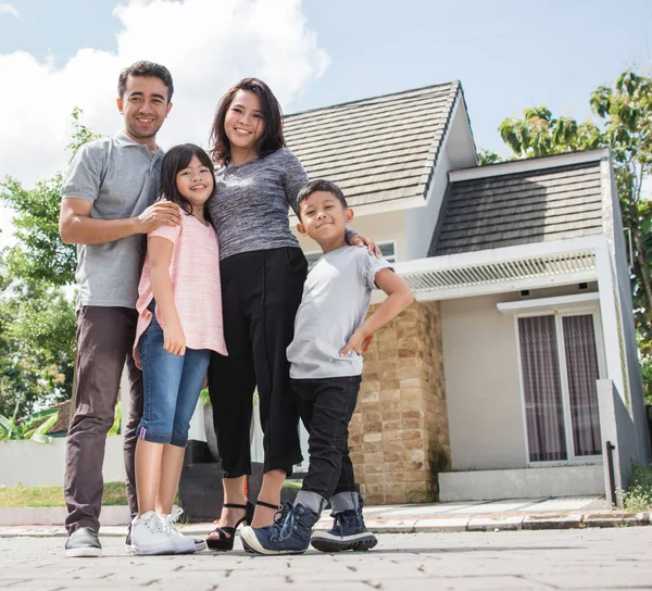 Happy asian family in front of their house — Stock Photo, Image