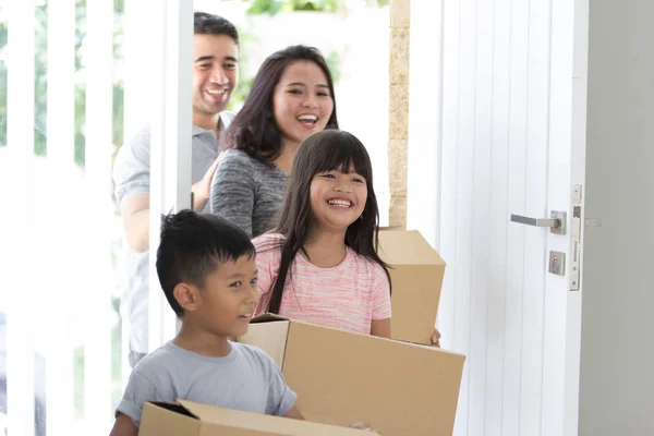 Familjen flyttar till ett nytt hus — Stockfoto