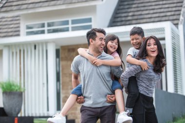 İki çocukla kendi ana sırtına binmek