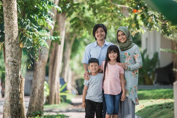 Felice famiglia musulmana bella moderna — Foto Stock