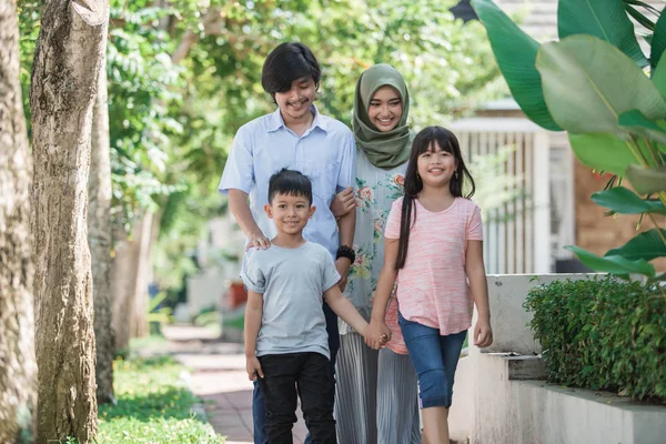 Giovane felice famiglia musulmana asiatica — Foto Stock