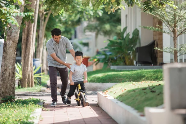 Kind mit seinem Vater lernt Fahrradfahren — Stockfoto