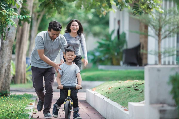 Kid with his father learning how to ride a bicycle — Stock Photo, Image