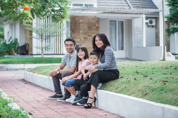 Mutlu Asya Aile evlerinin önünde — Stok fotoğraf