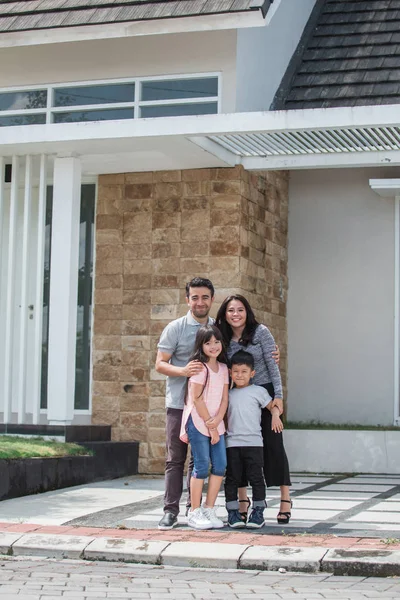 Maman et papa avec leur enfant souriant à la caméra — Photo