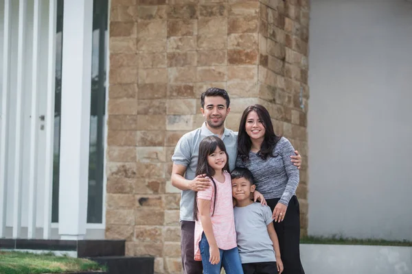 Two kids with their parent — Stock Photo, Image