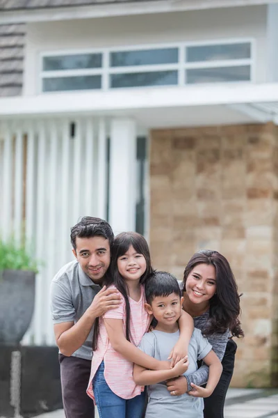 Aziatische en gelukkige familie voor hun huis — Stockfoto