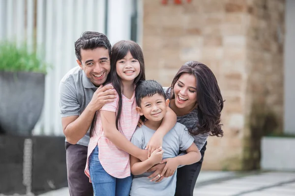 Family in front of their new house — Stock Photo, Image