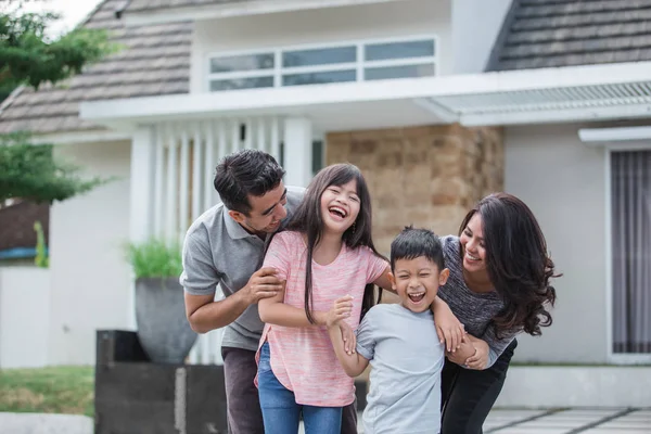 Family in front of their new house — Stock Photo, Image