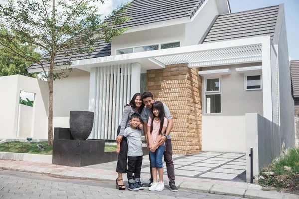 Heureux asiatique famille en face de leur maison — Photo