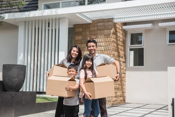 Flyttdagen. lycklig asiatisk familj framför sin nya hus — Stockfoto