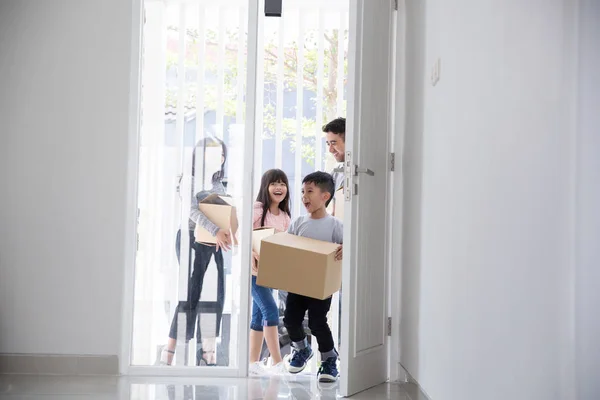 Familjen flyttar till ett nytt hus — Stockfoto