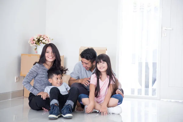 Familie verhuist naar een nieuw huis — Stockfoto