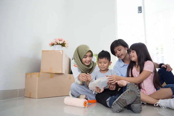 Familjen att välja färg färg till deras nya hus — Stockfoto