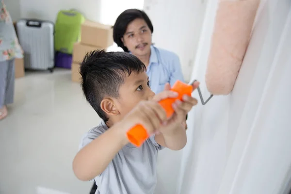 Papa und Sohn streichen ihr neues Haus — Stockfoto