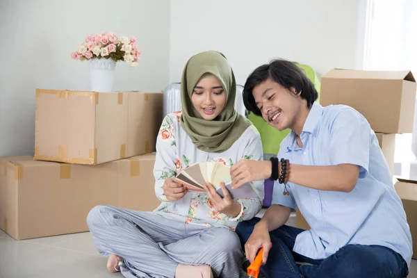 Muslim couple choosing paint — Stock Photo, Image