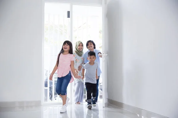 Familia con dos niños entrando en su nueva casa —  Fotos de Stock