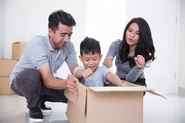 Familjen njuter av deras nya hus — Stockfoto