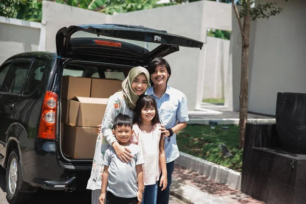 Family ready to move to the new house — Stock Photo, Image