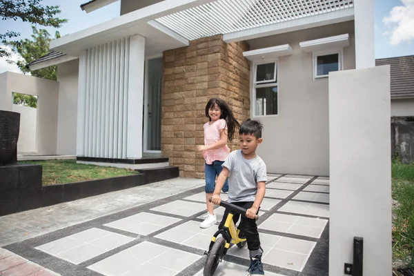 Hermano y hermana divirtiéndose juntos — Foto de Stock