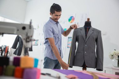 Tasarımcı atölyesinde çalışan