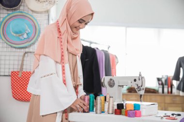 ofiste kadın terzi