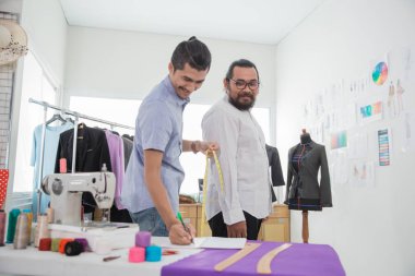 Erkek Moda Tasarımcısı Giyim için bir ölçü almak