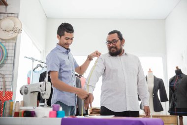 Erkek Moda Tasarımcısı Giyim için bir ölçü almak