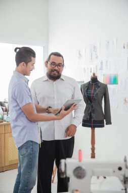 iş moda tasarımcısı tartışma 