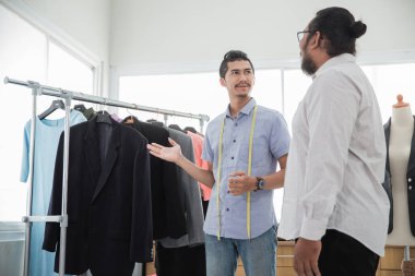 Moda Tasarımcısı malını gösterilen