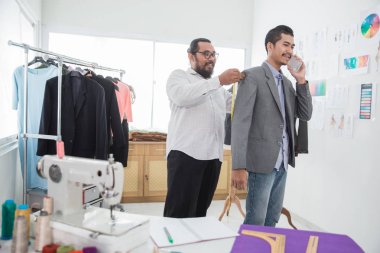 Erkek Moda Tasarımcısı Giyim için bir ölçü almak