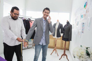 Erkek Moda Tasarımcısı Giyim için bir ölçü almak