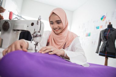 genç Müslüman Moda Tasarımcısı