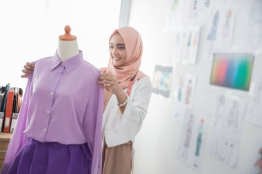 kadın terzi mankeni ile çalışma