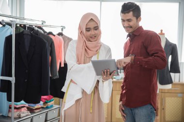 Tablet PC'yi kullanma iki ortağı Tasarımcısı