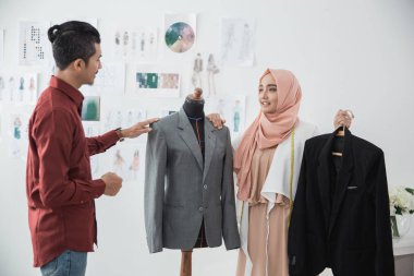 terzi ve takım elbise hakkında konuşmak müşteri 