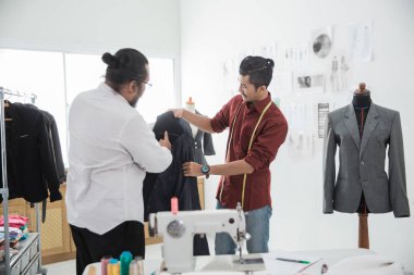 iki erkek moda tasarımcısı tartışıyor