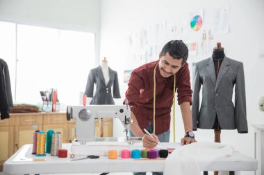 Moda Tasarımcısı yeni bir tasarım yapma 