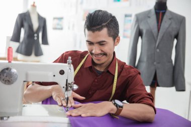 Moda Tasarımcısı kullanarak dikiş makinesi