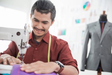 Moda Tasarımcısı yapmak bir takım elbise