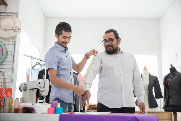 Erkek Moda Tasarımcısı Giyim için bir ölçü almak