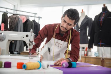 Moda Tasarımcısı yapmak bir takım elbise